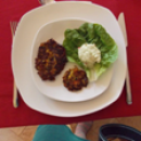 Möhren-Zucchini-Puffer mit Avocado-Dip